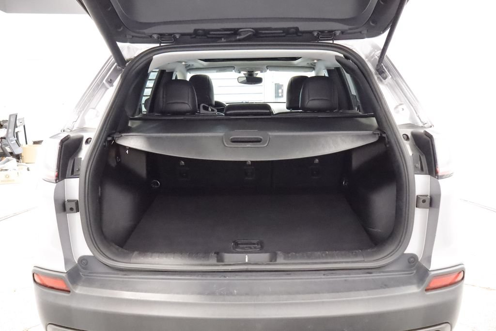 Used 2019 Jeep Cherokee Trailhawk w/ Comfort & Convenience Group AWD/4WD image 17