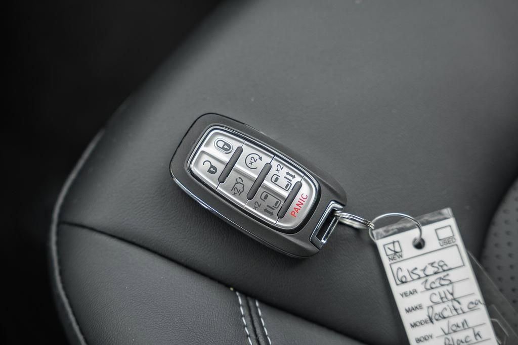 New 2025 Chrysler Pacifica Select FWD image 37