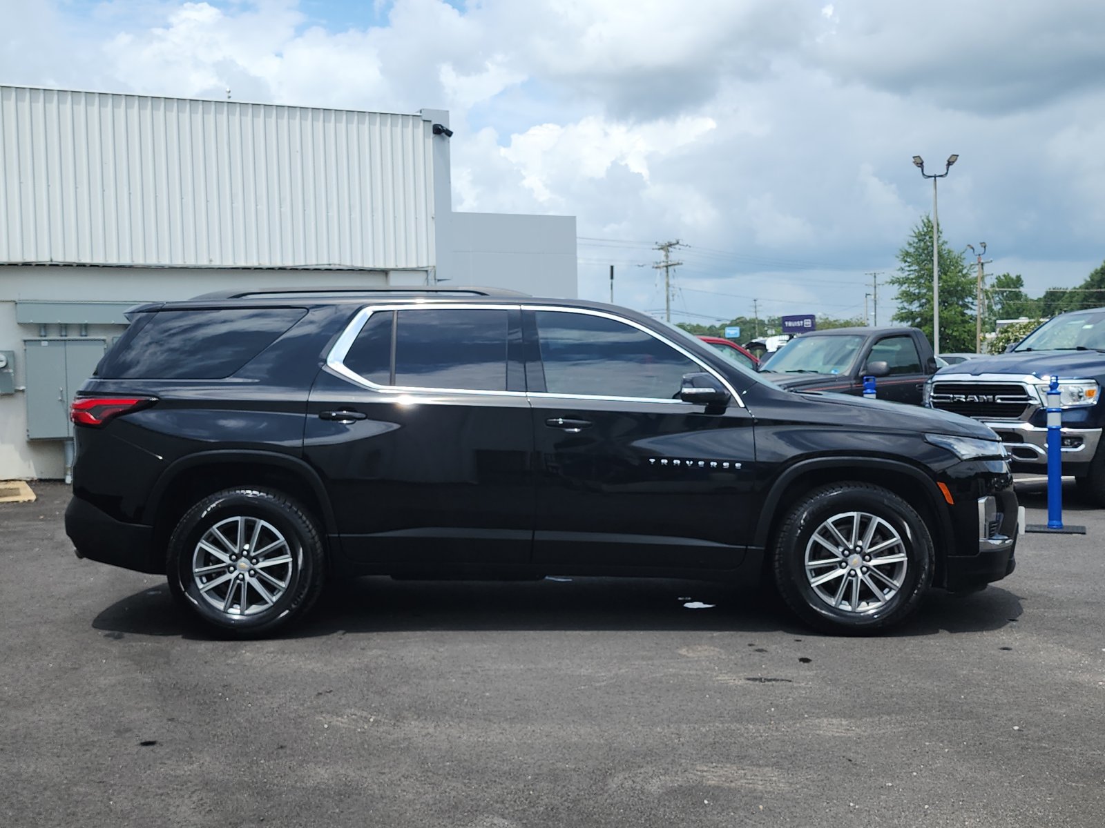 Used 2023 Chevrolet Traverse LT w/ LPO, Floor Liner Package AWD/4WD image 6