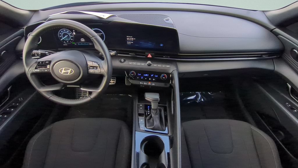Certified 2025 Hyundai Elantra SEL FWD image 10