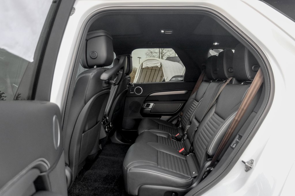 Used 2025 Land Rover Discovery Dynamic SE image 15