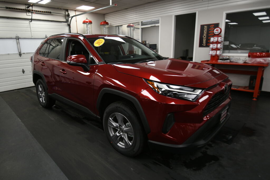 Used 2025 Toyota RAV4 XLE w/ Convenience Package image 3