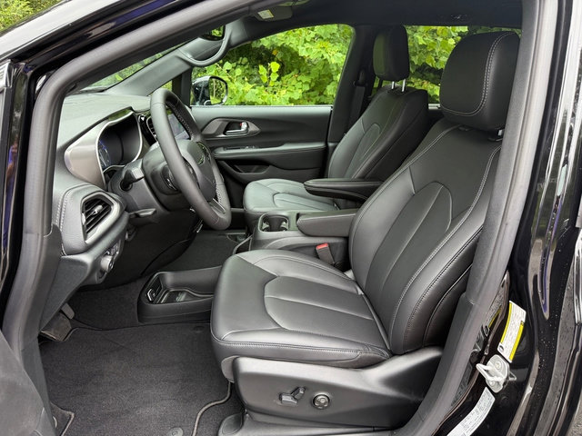 New 2026 Chrysler Pacifica Select image 12