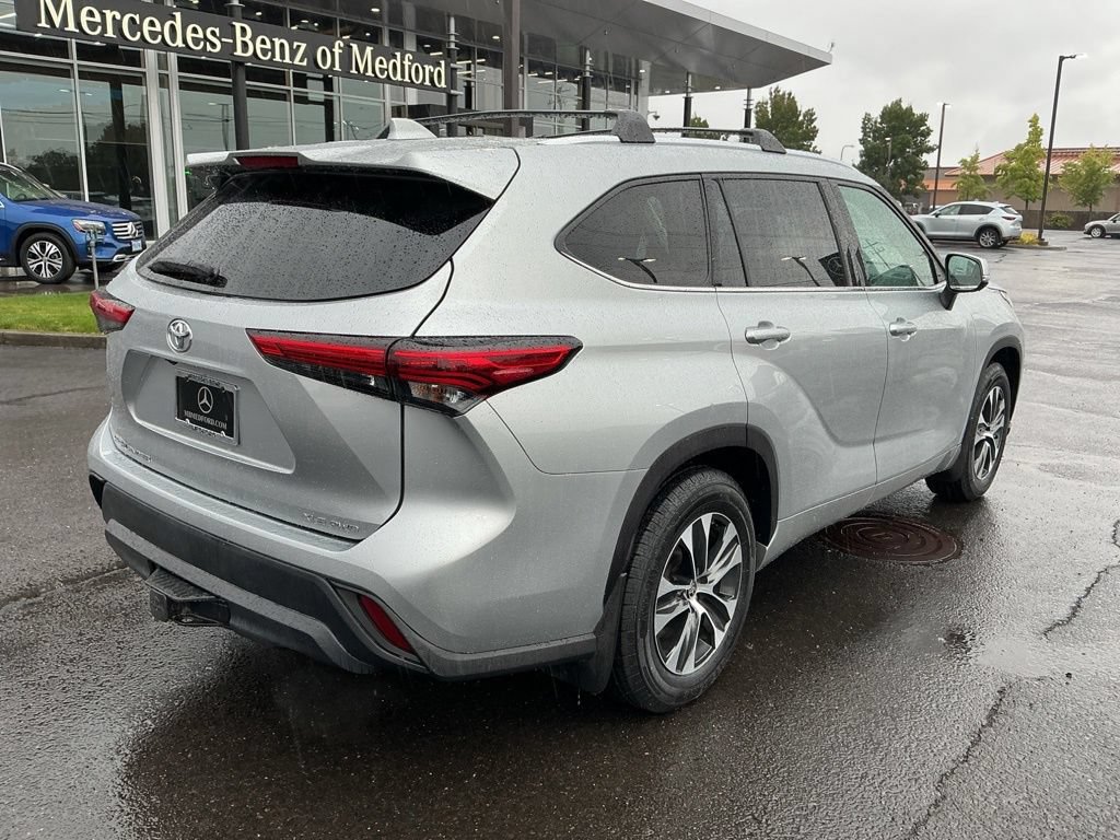 Used 2020 Toyota Highlander XLE AWD/4WD image 7