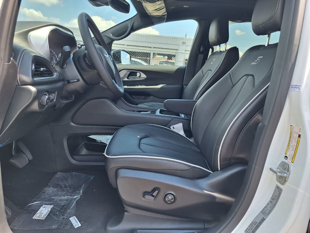 New 2026 Chrysler Pacifica Limited w/ S Appearance Package image 12