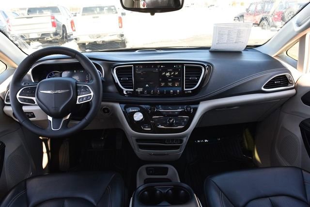 Used 2024 Chrysler Pacifica Select image 7