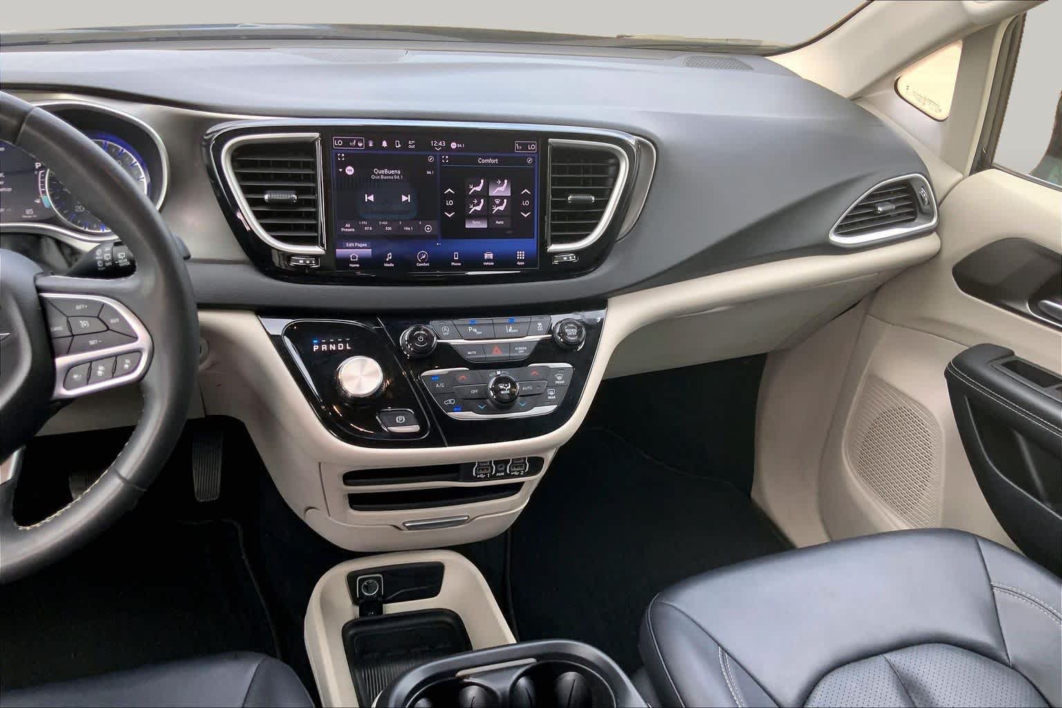 Used 2024 Chrysler Pacifica Touring-L FWD image 7