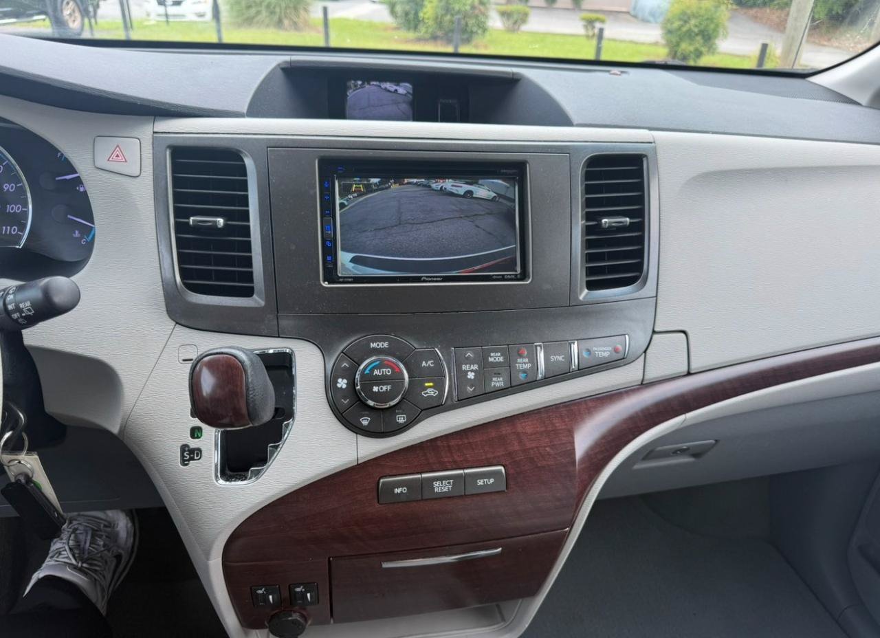 Used 2013 Toyota Sienna XLE FWD image 21
