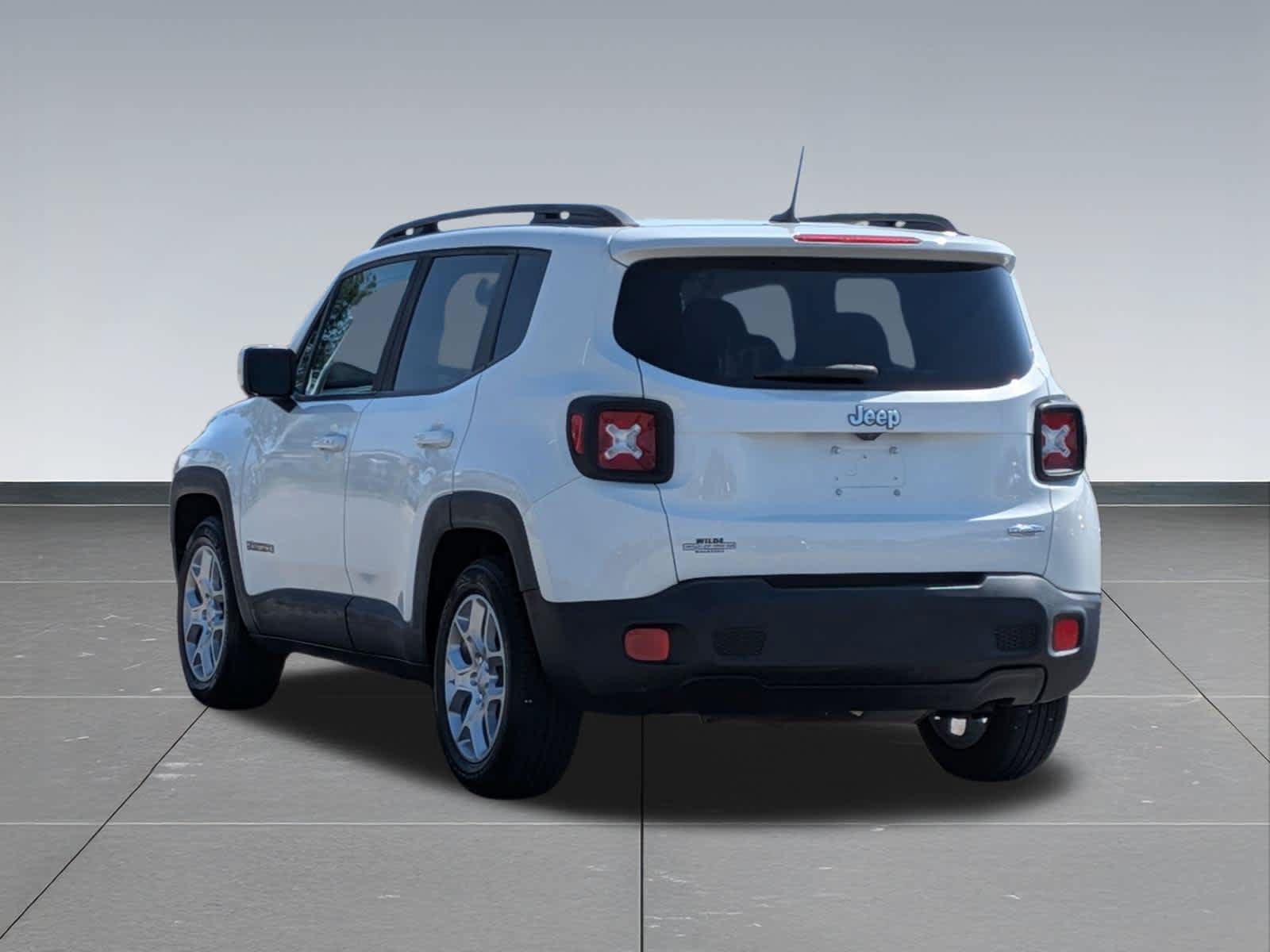 Used 2017 Jeep Renegade Latitude FWD image 3