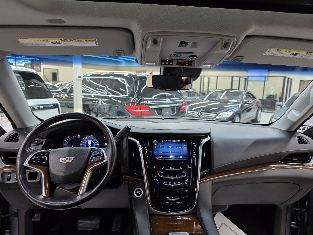 Used 2018 Cadillac Escalade ESV Luxury RWD image 30