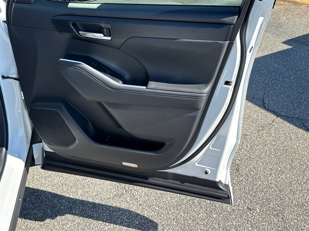 New 2025 Toyota Highlander XLE image 14
