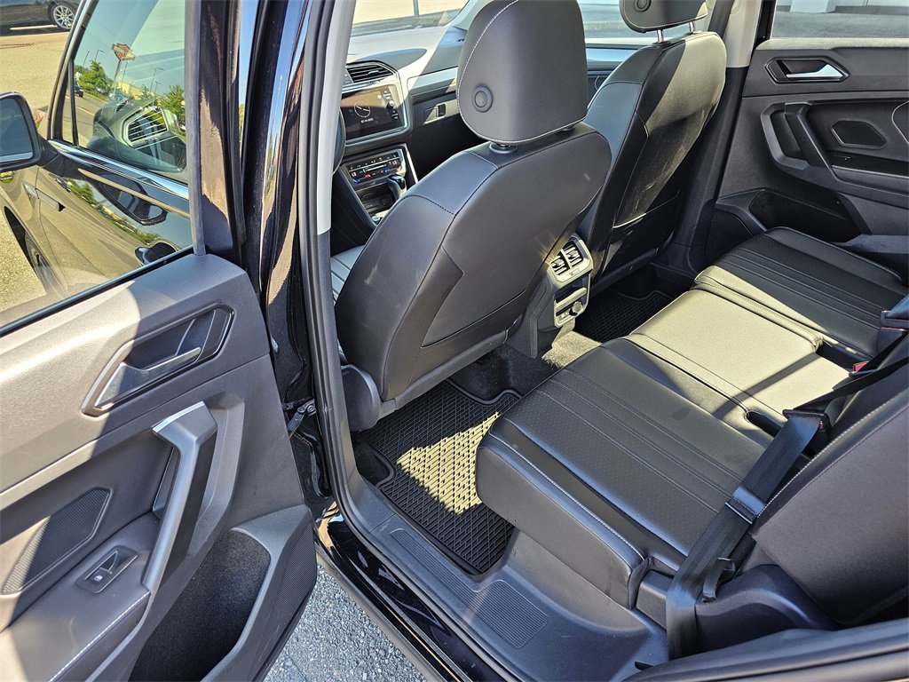 Used 2024 Volkswagen Tiguan SE w/ Panoramic Sunroof Package image 9