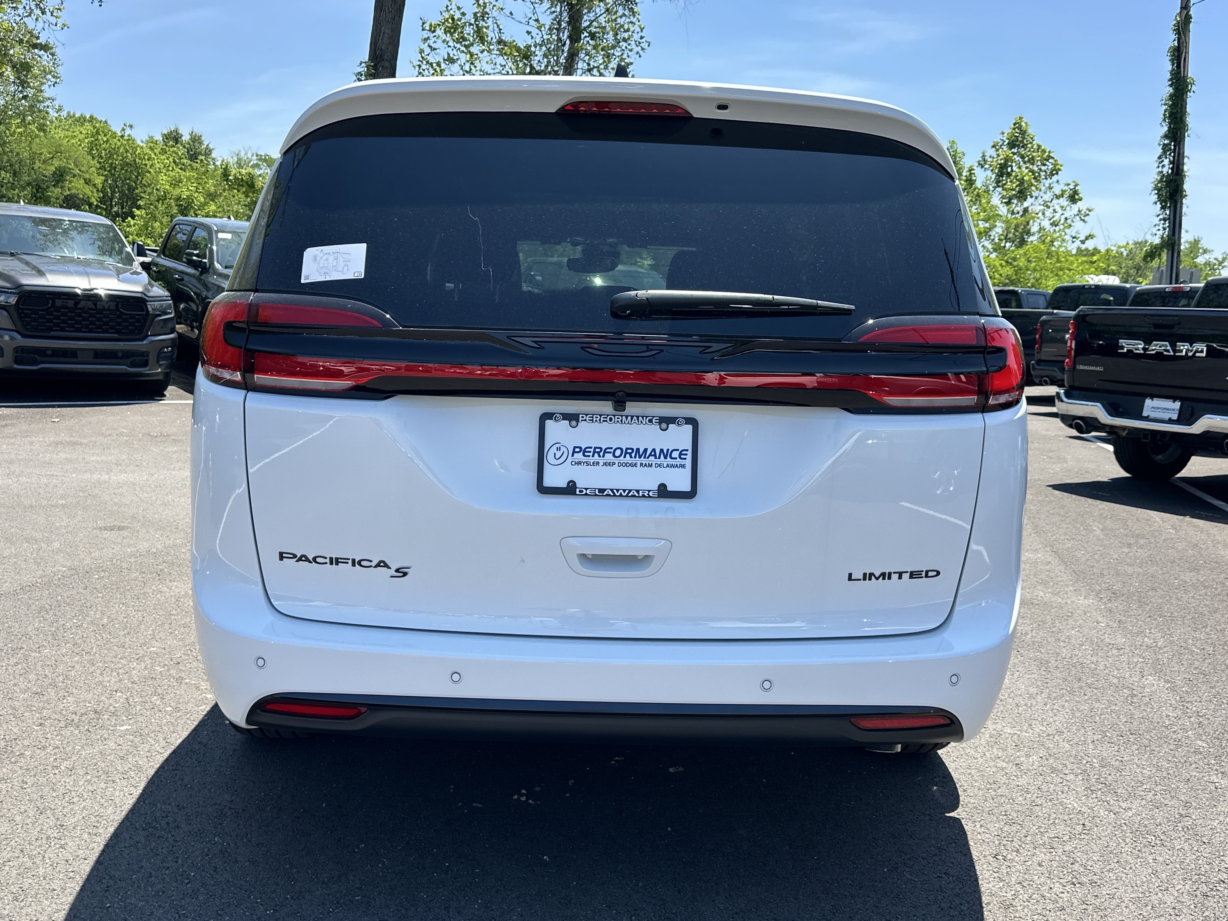 New 2027 Chrysler Pacifica Limited FWD image 17