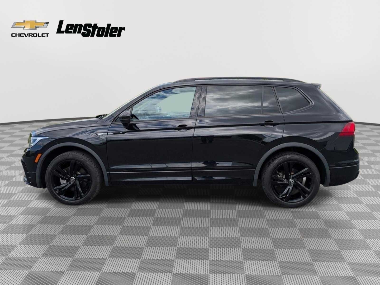 Used 2023 Volkswagen Tiguan SE R-Line AWD/4WD image 2