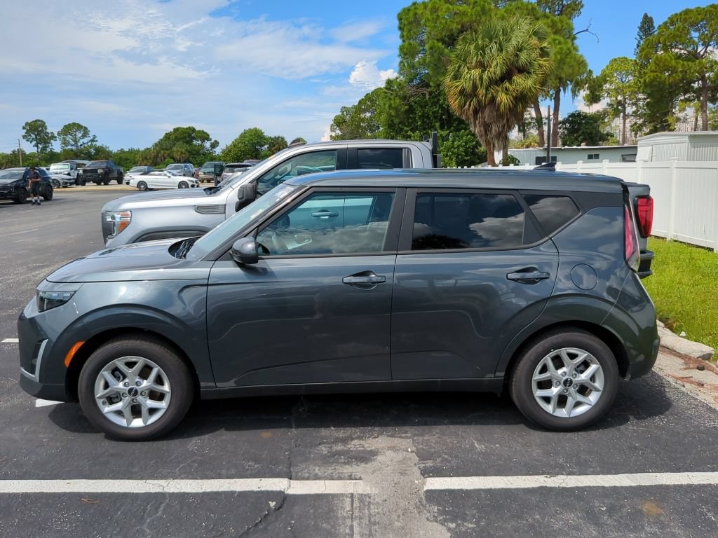 Certified 2025 Kia Soul LX w/ LX Technology Package FWD image 8