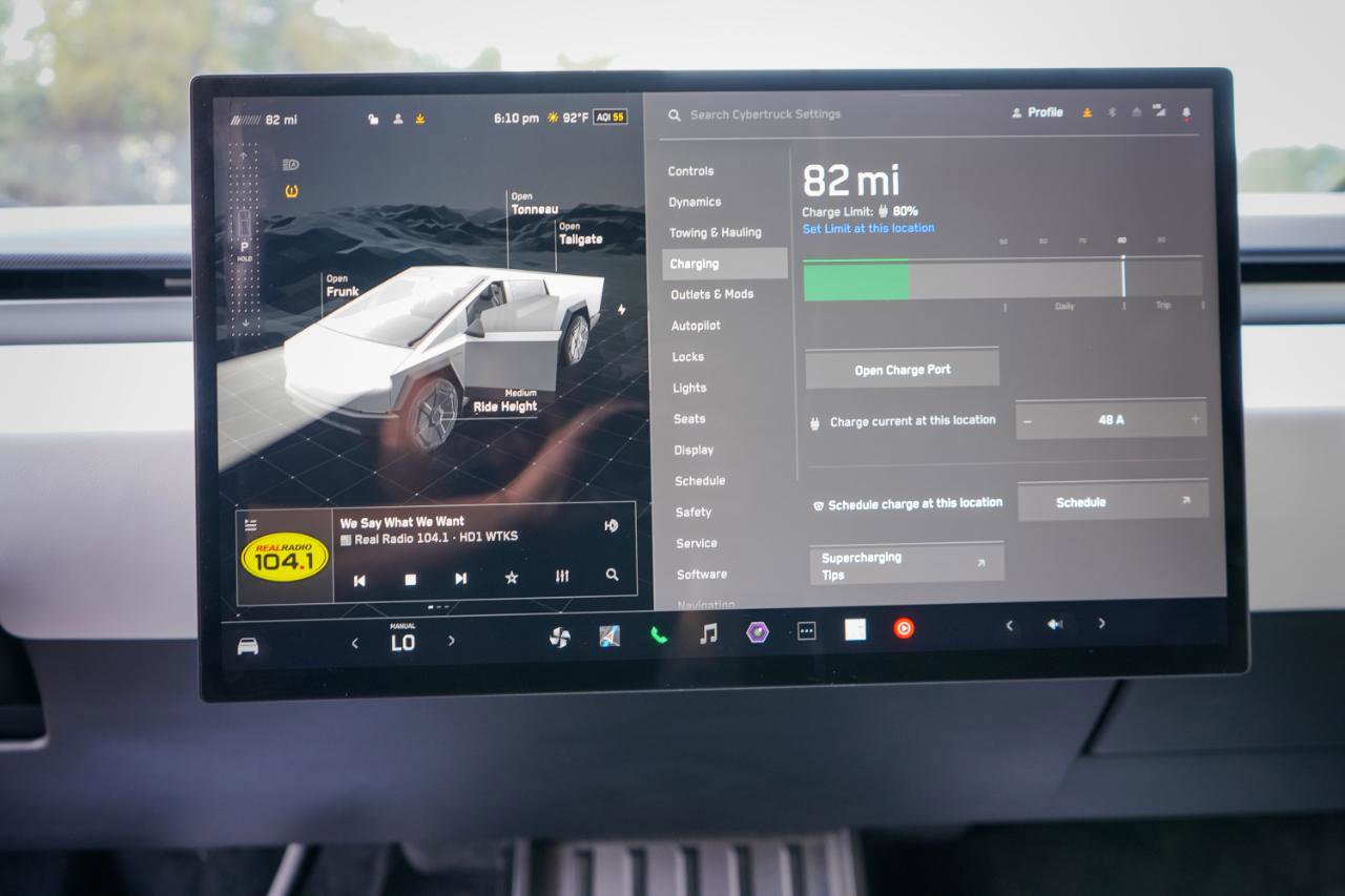 Used 2024 Tesla Cybertruck AWD Crew Cab image 16