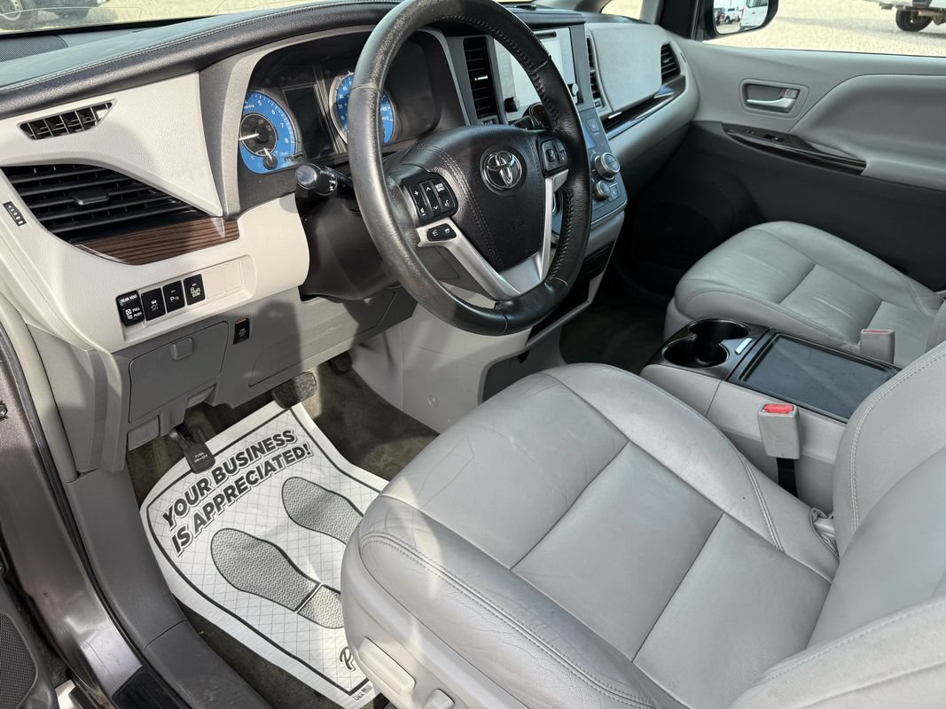 Used 2017 Toyota Sienna XLE w/ XLE Navigation Package AWD/4WD image 31