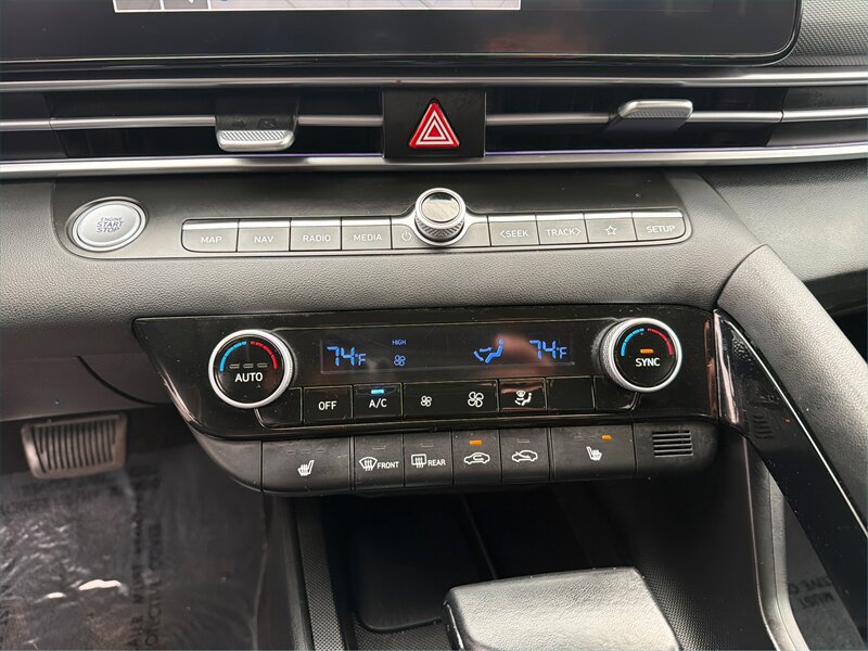 Used 2024 Hyundai Elantra Limited image 25