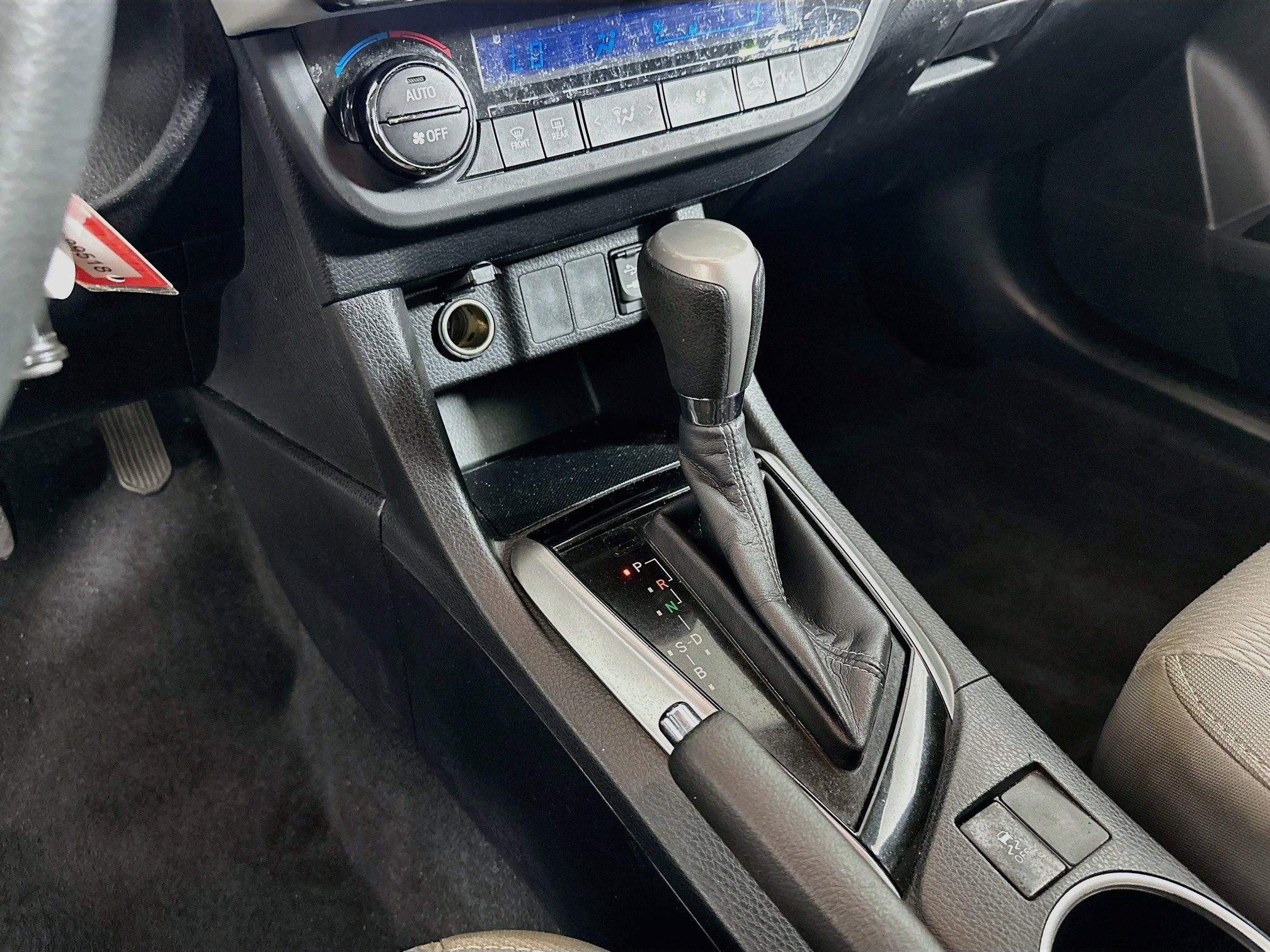 Used 2015 Toyota Corolla LE FWD image 23
