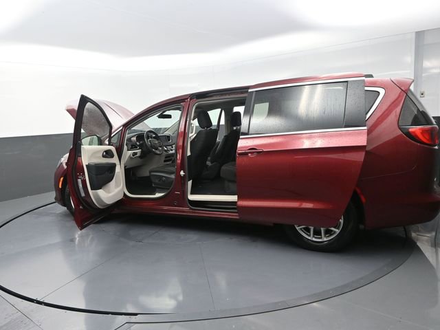 Used 2022 Chrysler Voyager LX FWD image 9