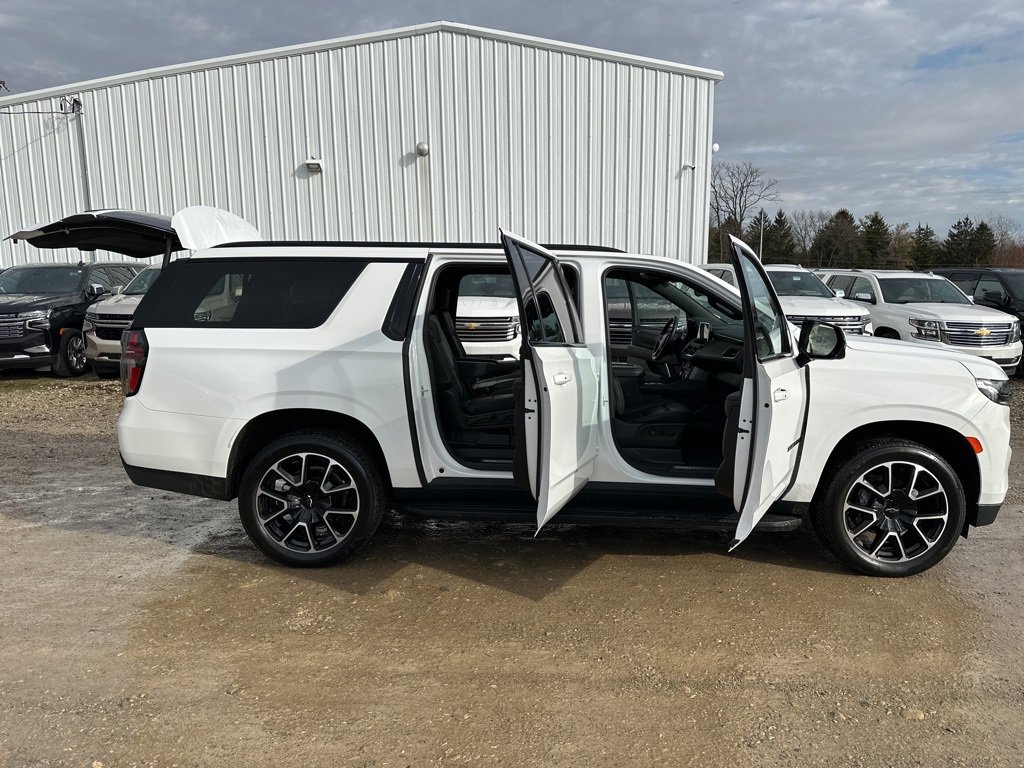 Used 2023 Chevrolet Suburban RST w/ Luxury Package image 38