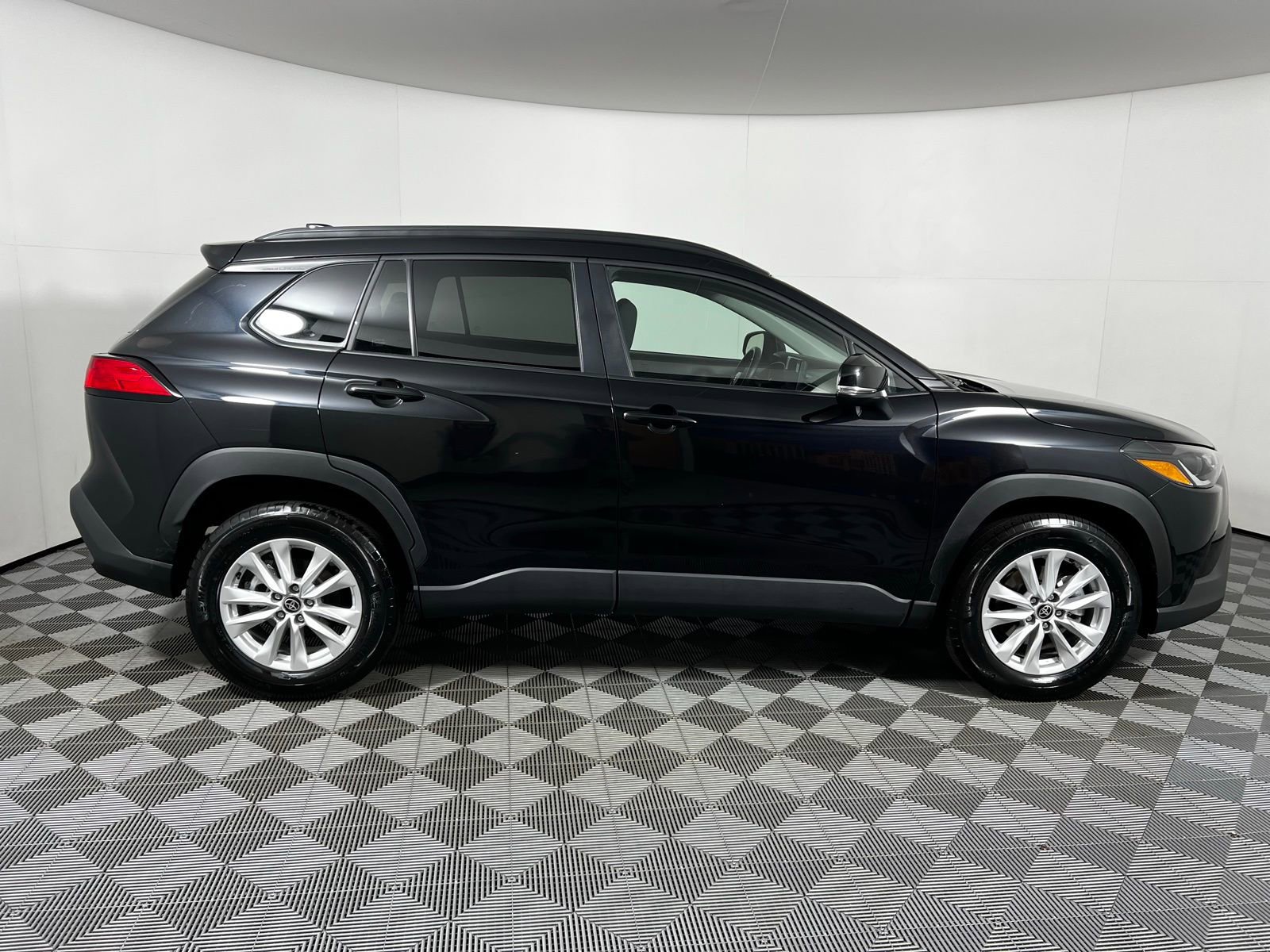 Certified 2025 Toyota Corolla Cross LE image 4