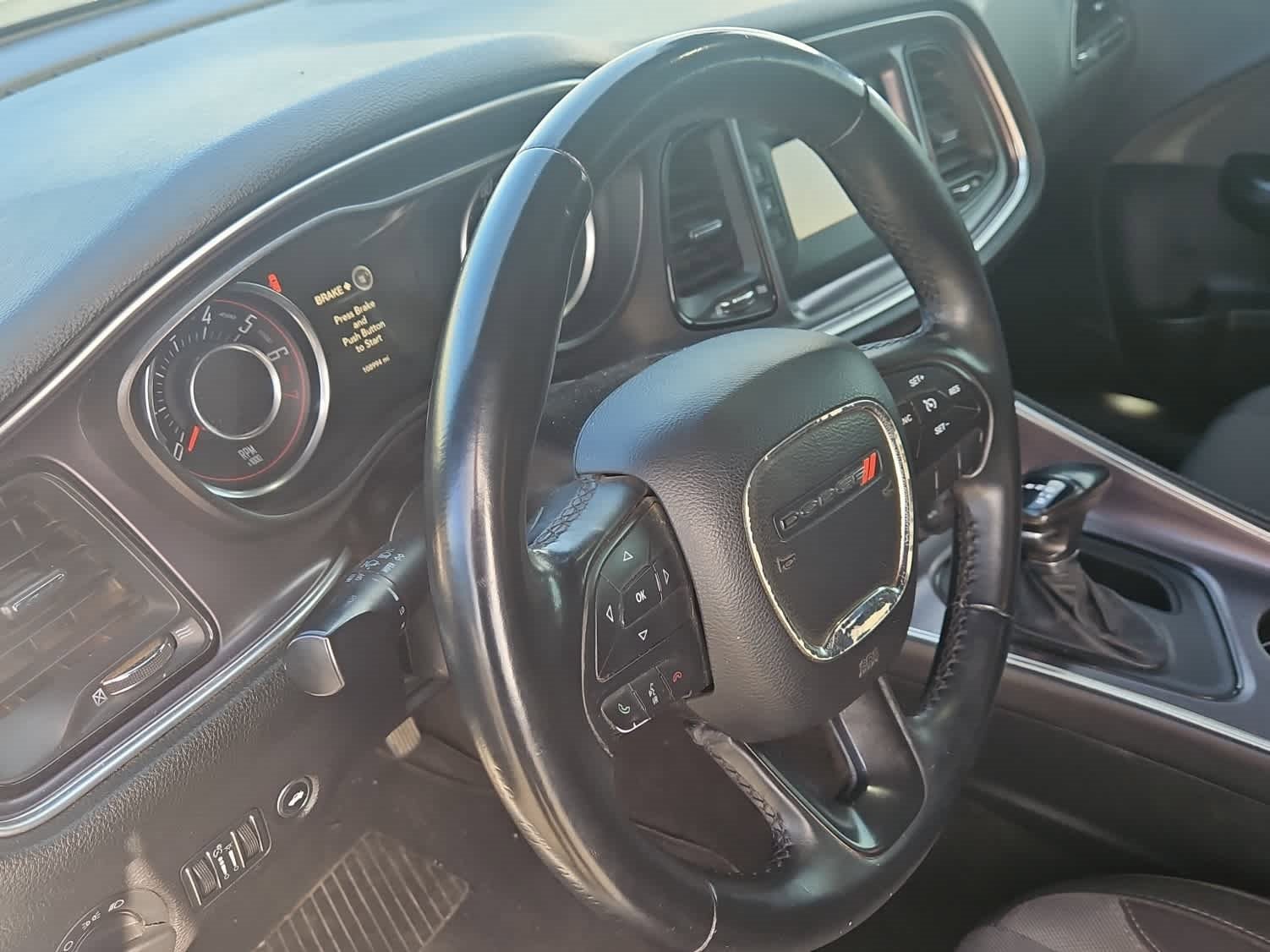 Used 2015 Dodge Challenger SXT image 2