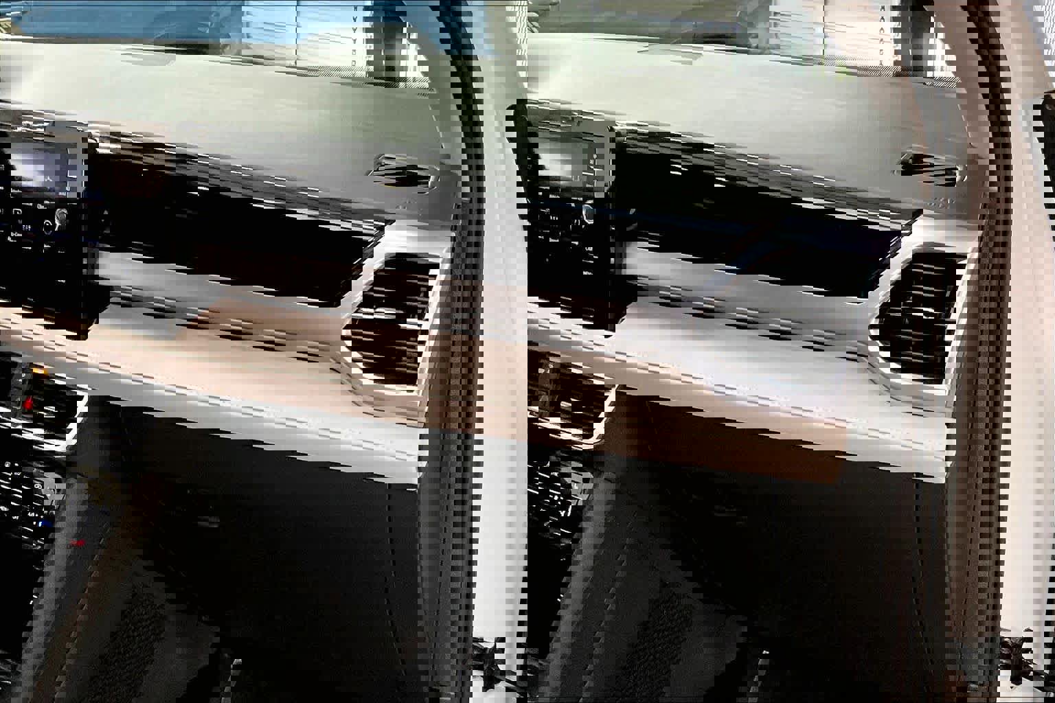 Used 2025 Volkswagen Taos SE image 19