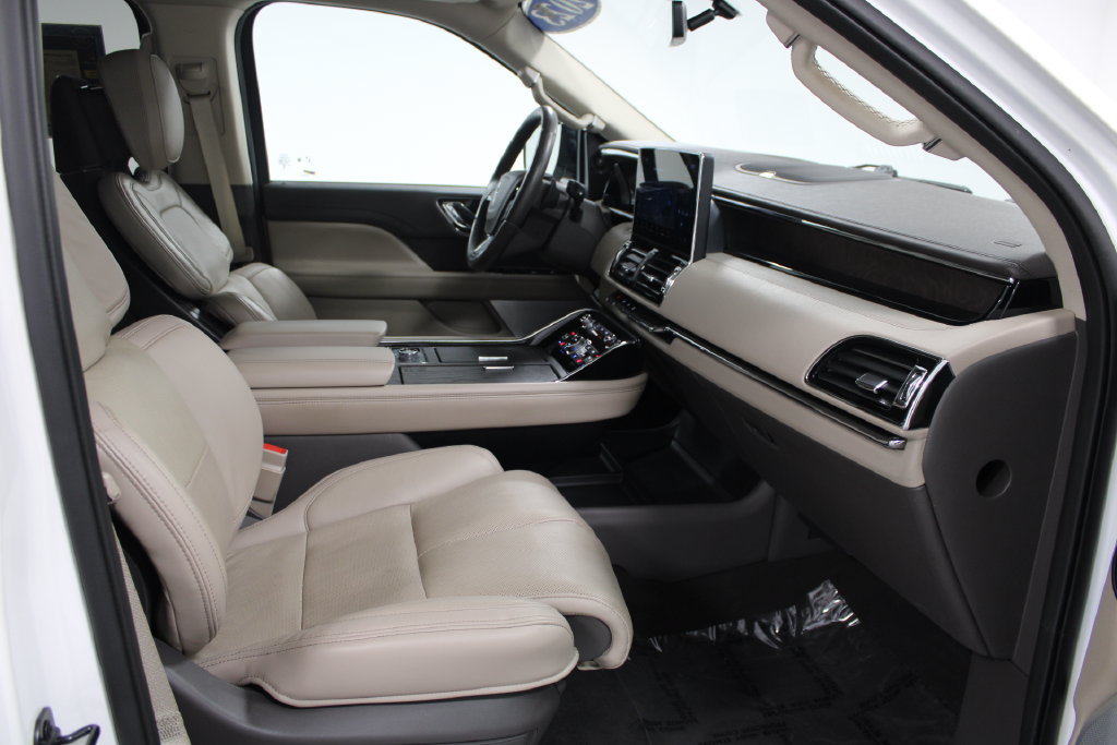 Used 2023 Lincoln Navigator Reserve AWD/4WD image 32