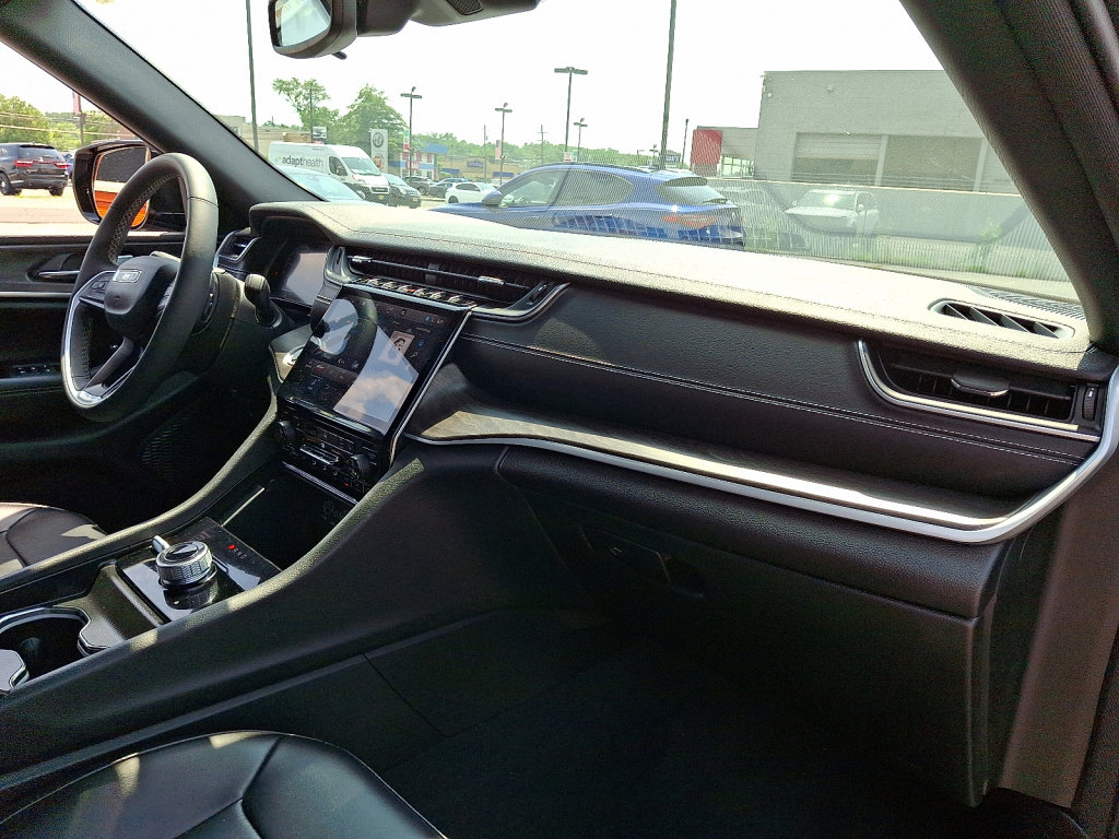 Used 2024 Jeep Grand Cherokee Limited image 11