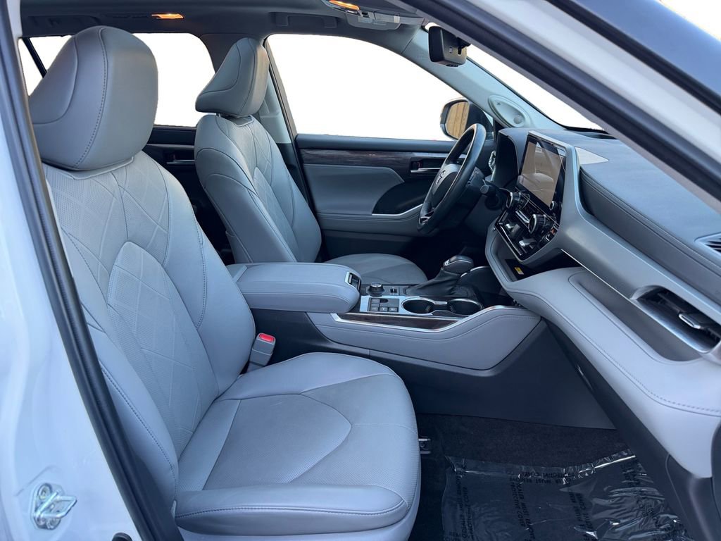 Used 2023 Toyota Highlander Platinum image 15