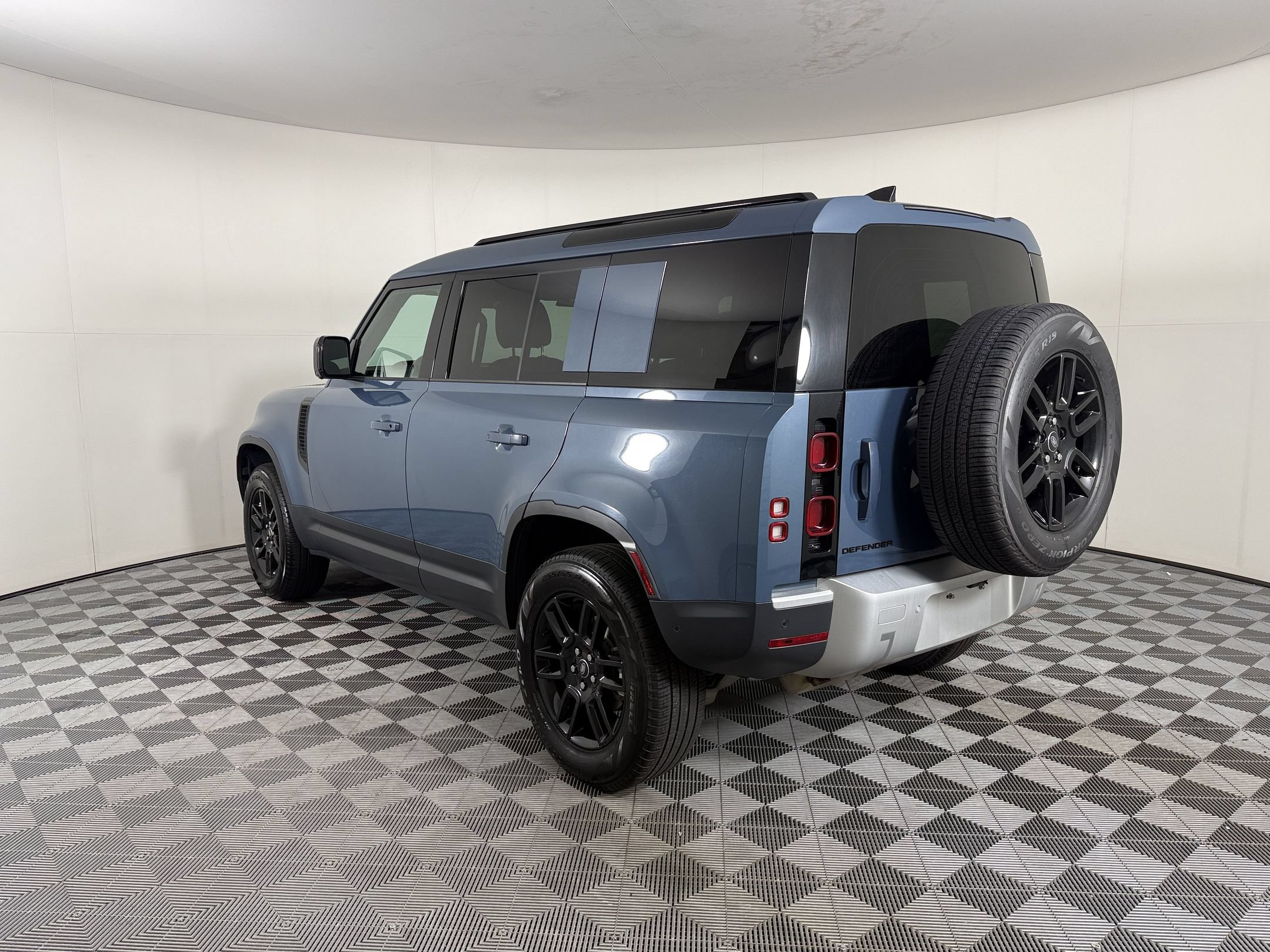 Used 2025 Land Rover Defender 110 S AWD/4WD image 3