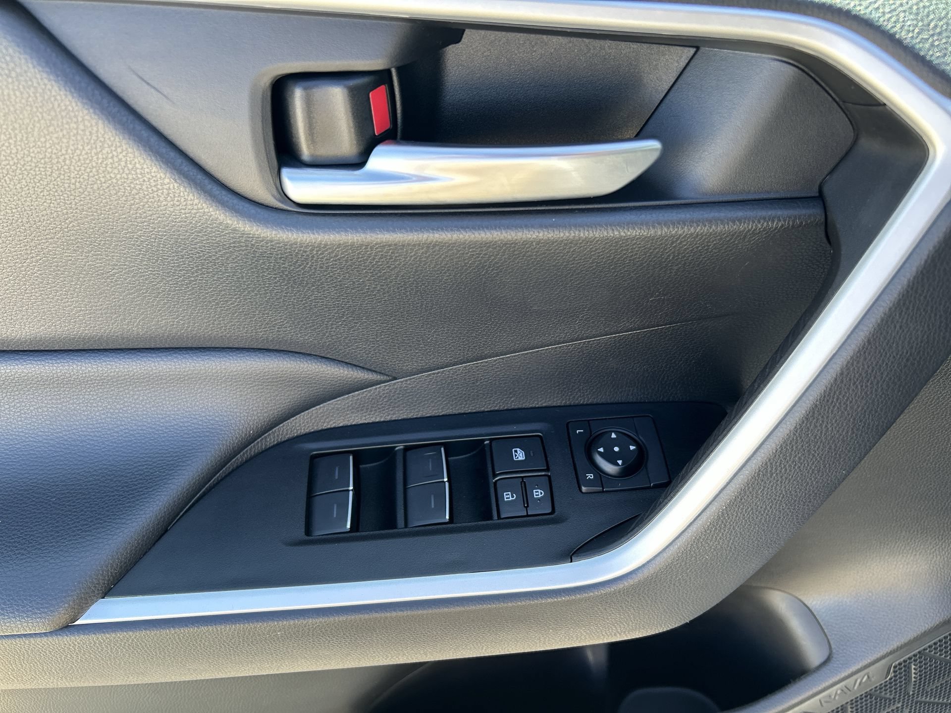 Used 2025 Toyota RAV4 XLE FWD image 15
