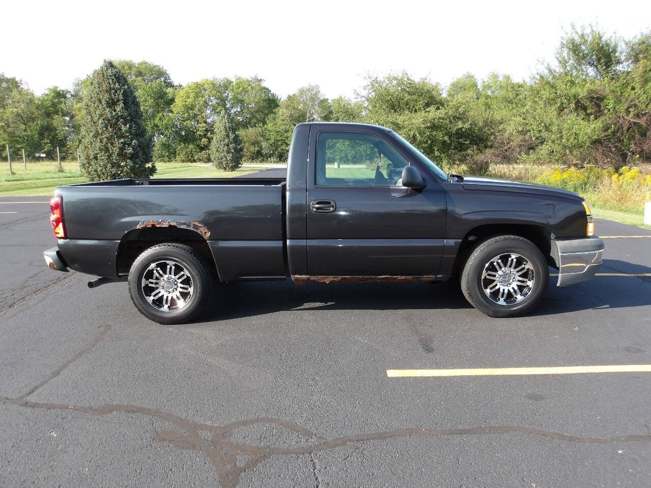 Used 2005 Chevrolet Silverado 1500 W/T RWD image 2