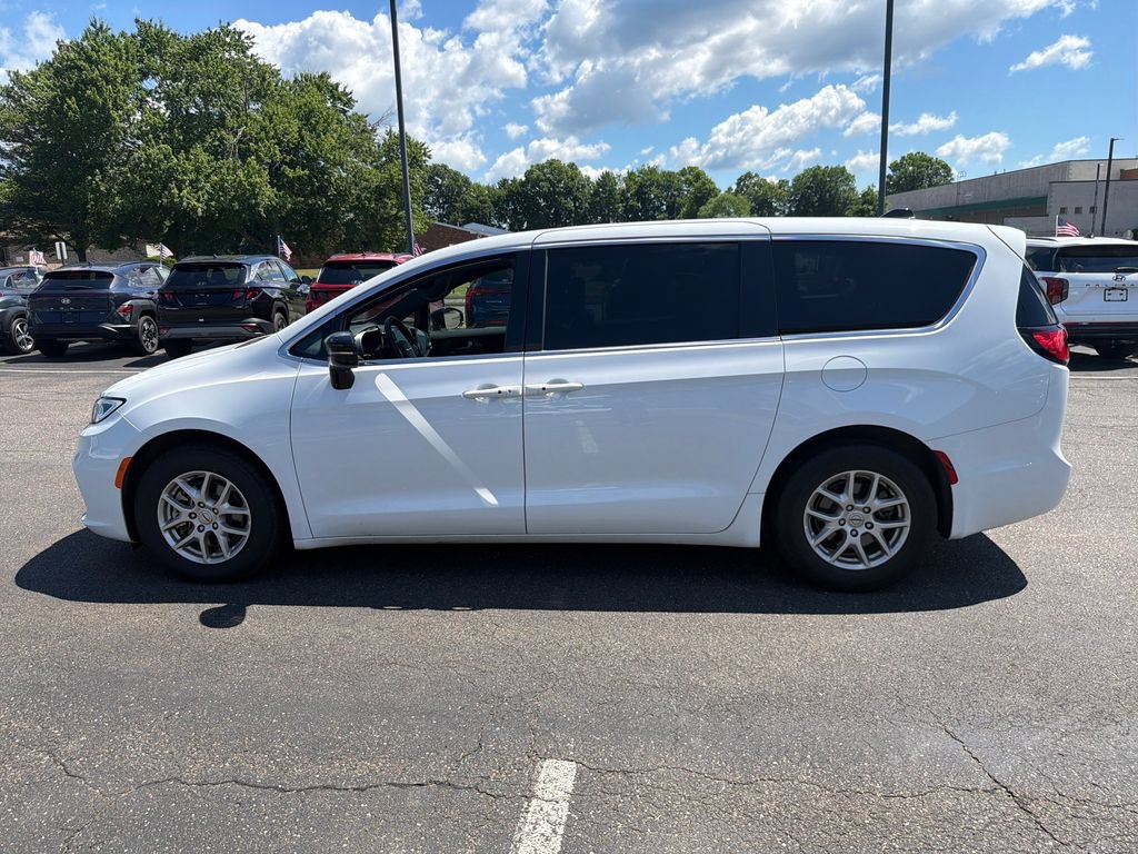 Used 2025 Chrysler Pacifica Select FWD image 6