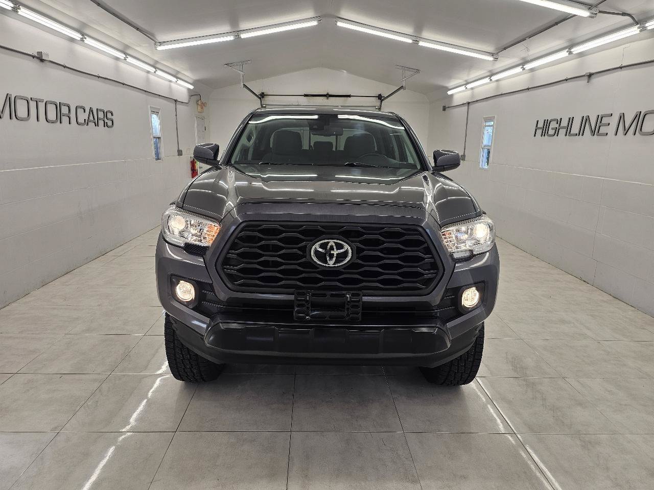 Used 2019 Toyota Tacoma SR5 AWD/4WD image 2