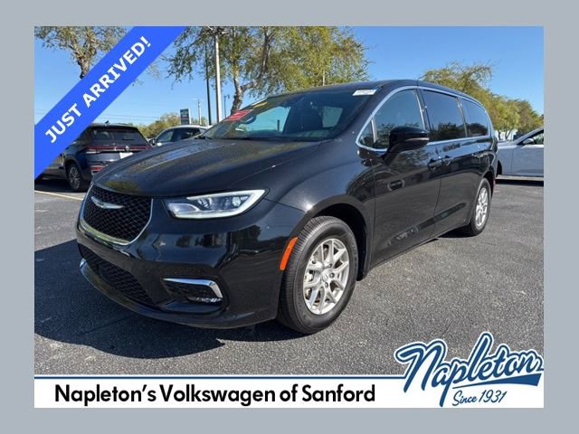 Used 2025 Chrysler Pacifica Select image 1