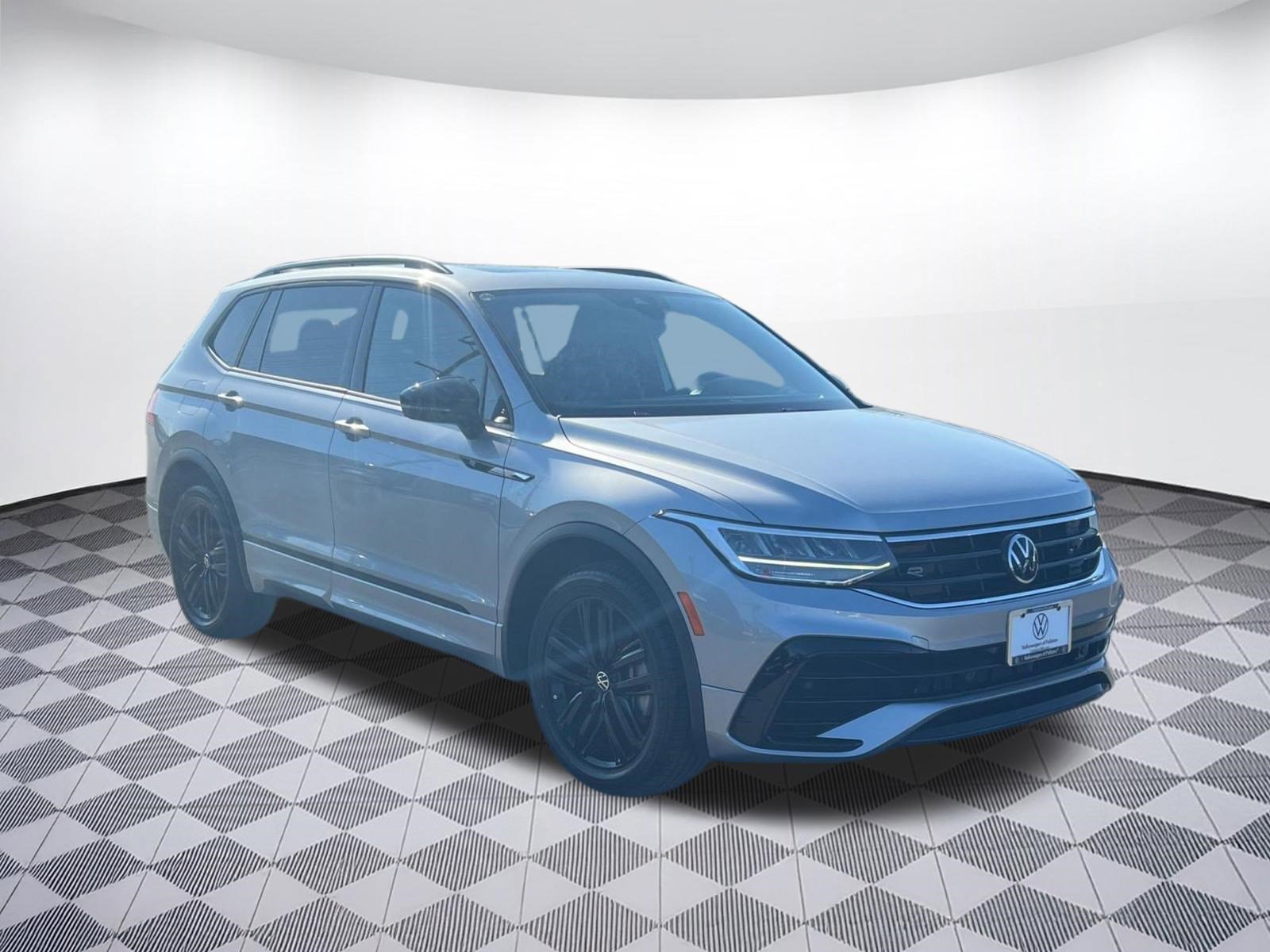 Used 2022 Volkswagen Tiguan SE R-Line FWD image 7