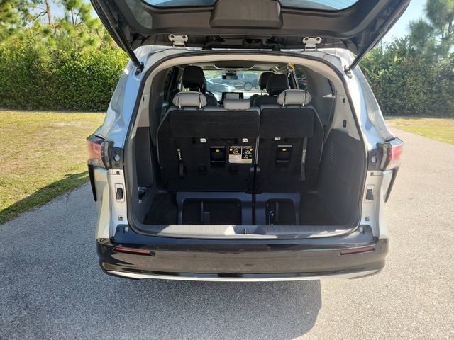 Used 2021 Toyota Sienna Limited FWD image 5
