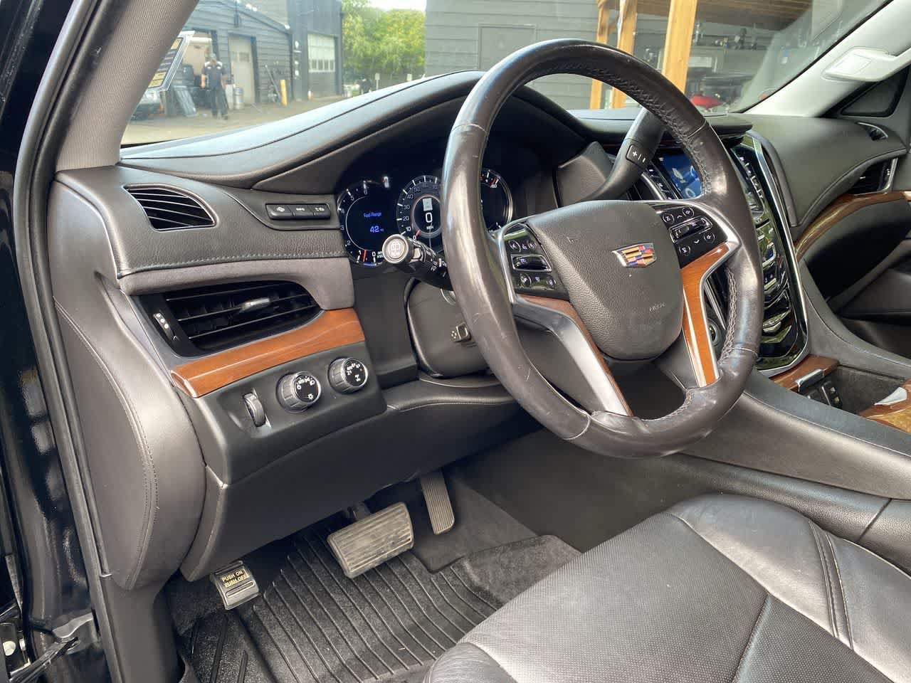 Used 2019 Cadillac Escalade ESV Luxury AWD/4WD image 2