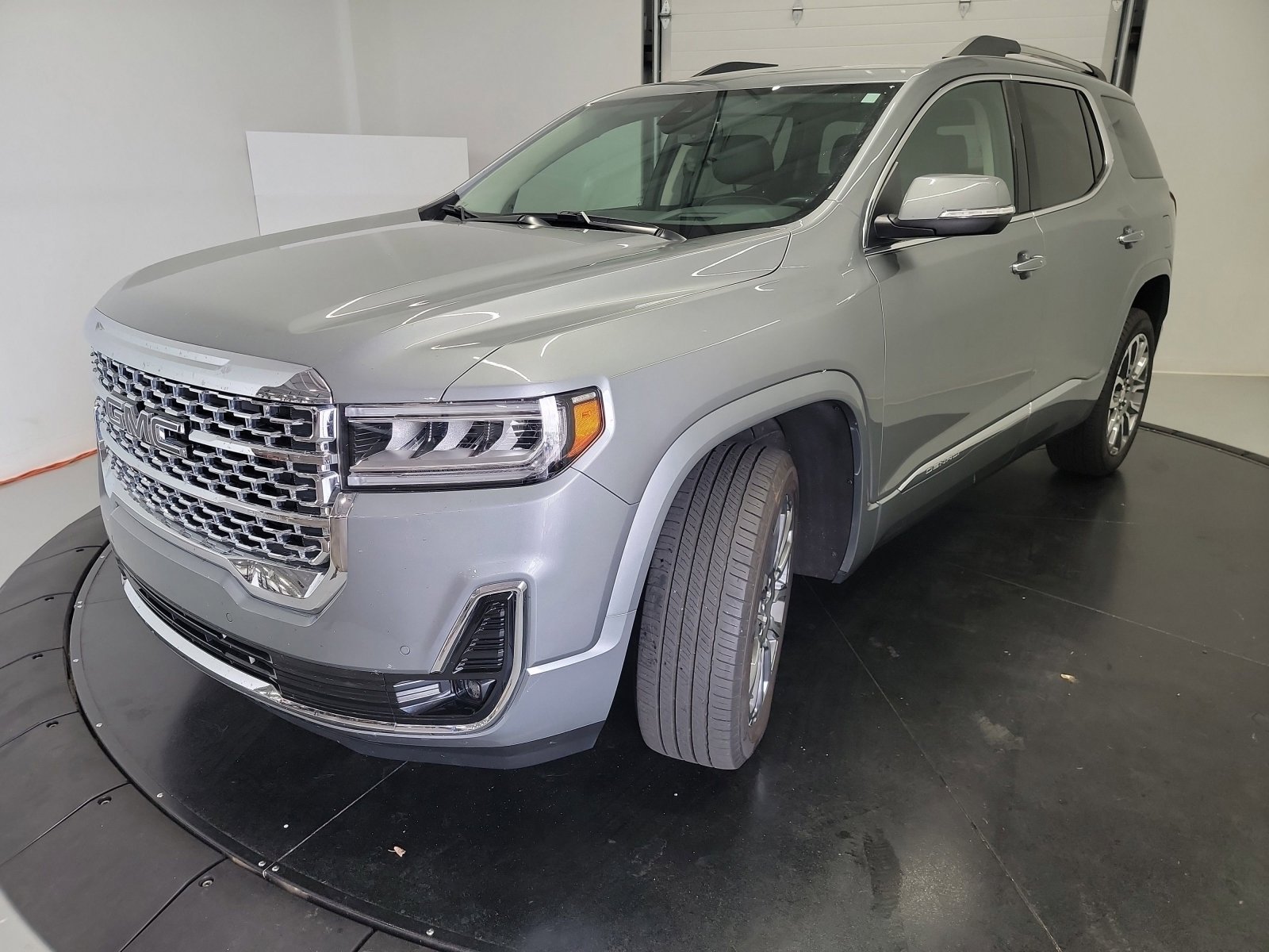 Used 2023 GMC Acadia Denali image 3