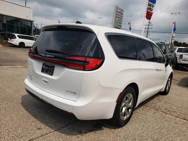 Used 2024 Chrysler Pacifica Limited FWD image 3