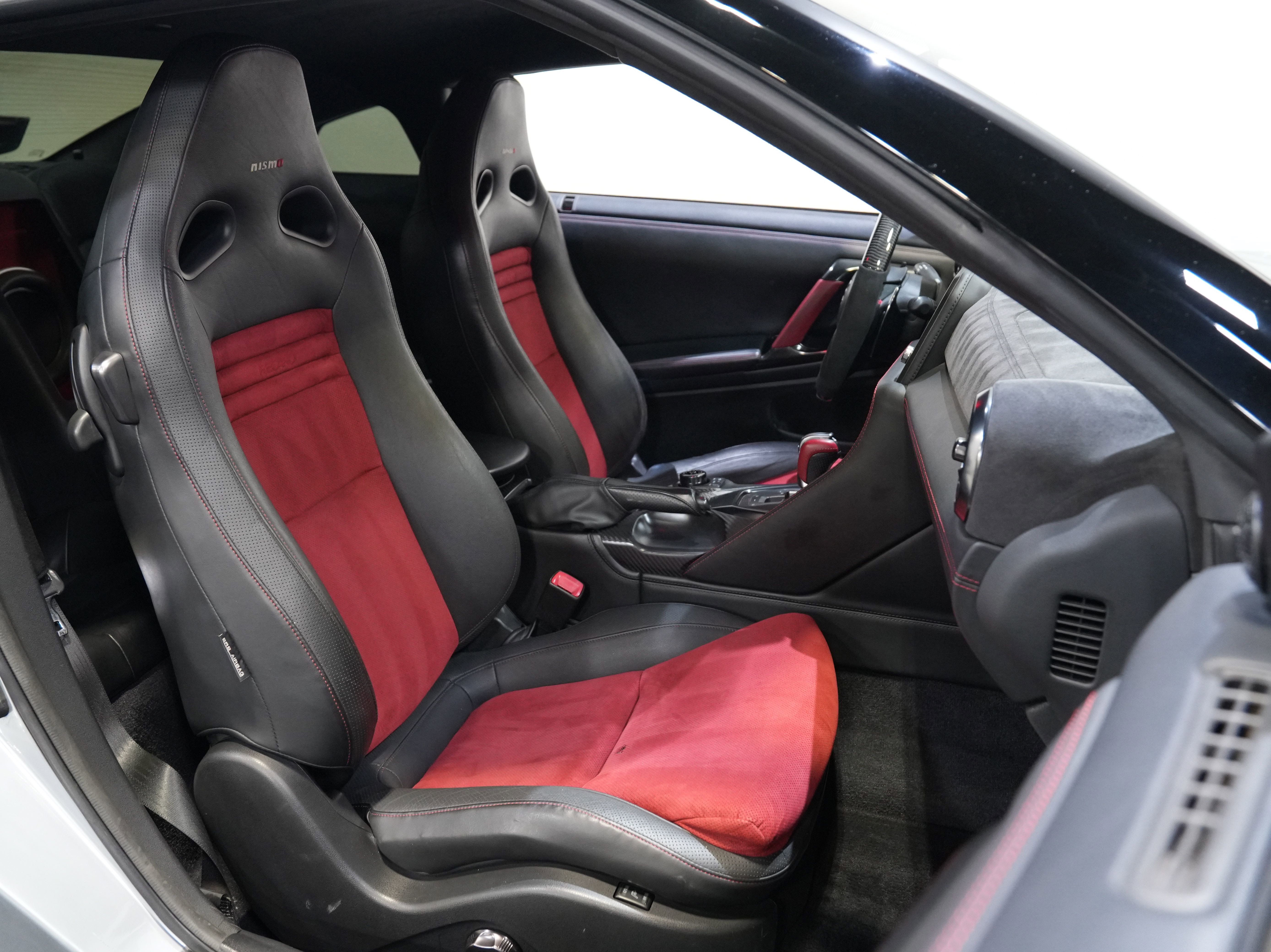 Used 2017 Nissan GT-R NISMO AWD/4WD image 31