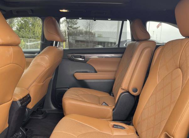 Used 2024 Toyota Highlander Platinum image 17