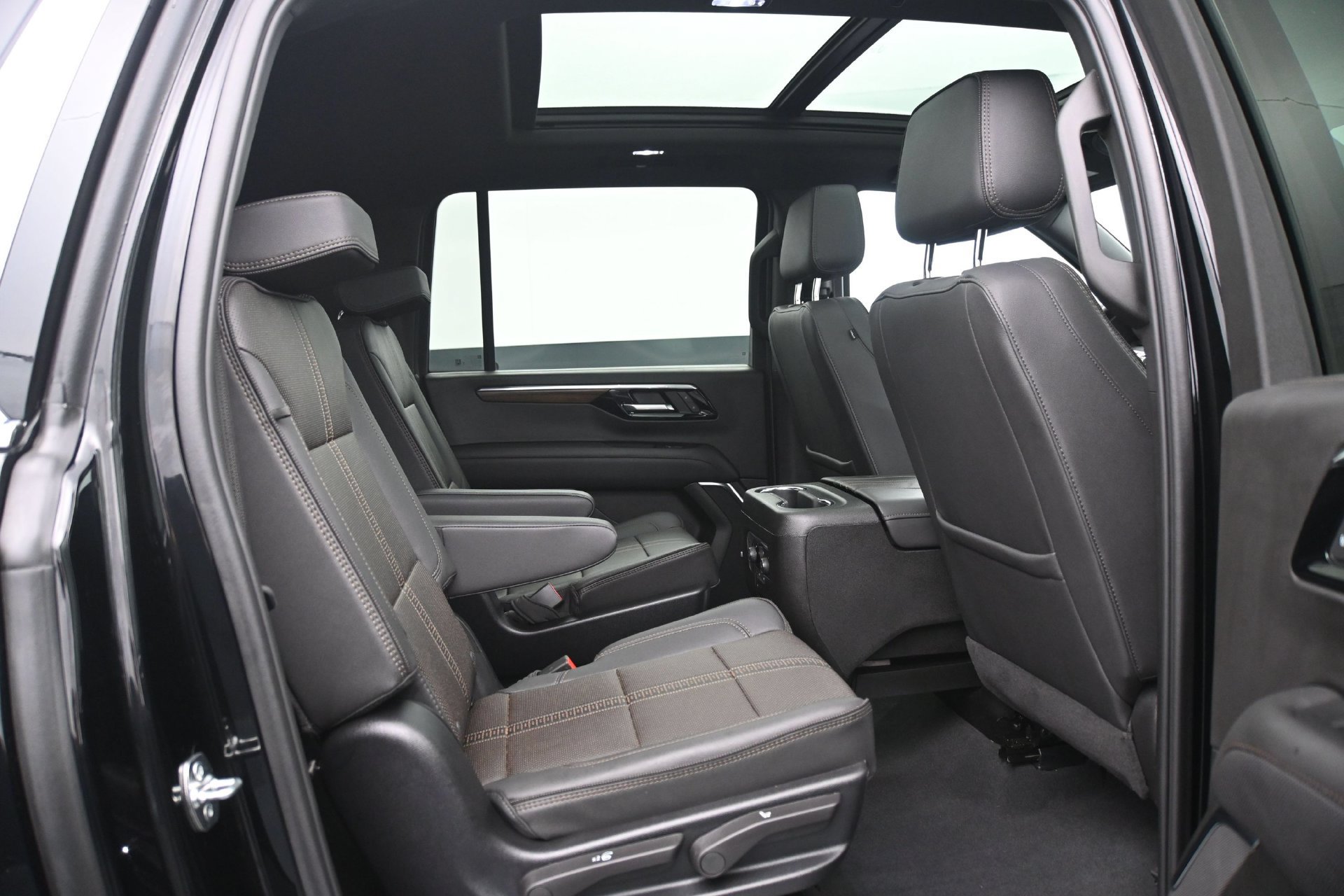 Used 2025 Chevrolet Suburban High Country AWD/4WD image 14