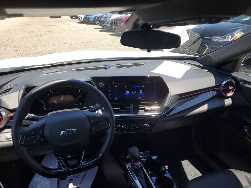 Used 2025 Chevrolet Trax RS w/ Sunroof Package FWD image 26