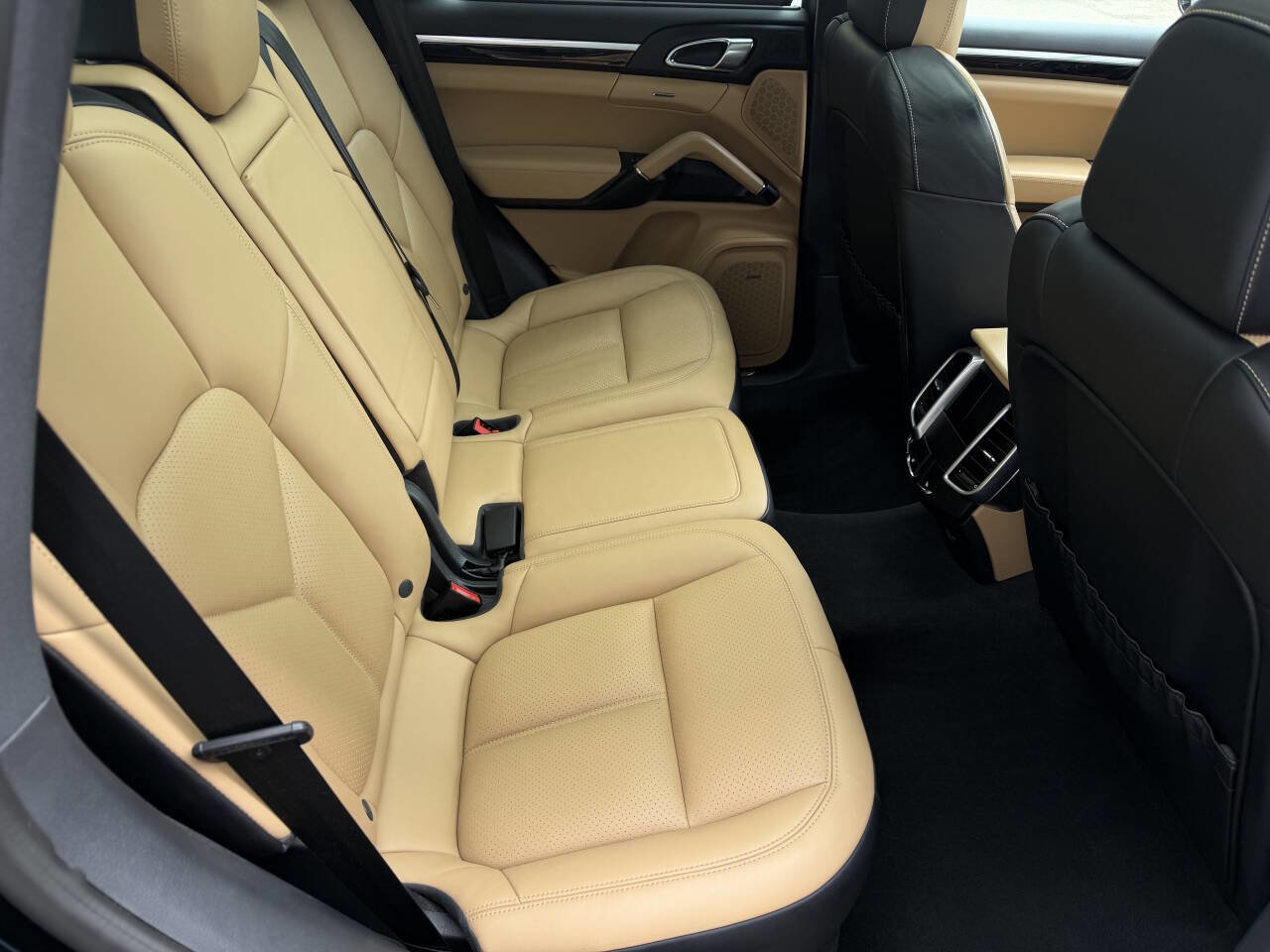 Used 2018 Porsche Cayenne S Platinum image 32