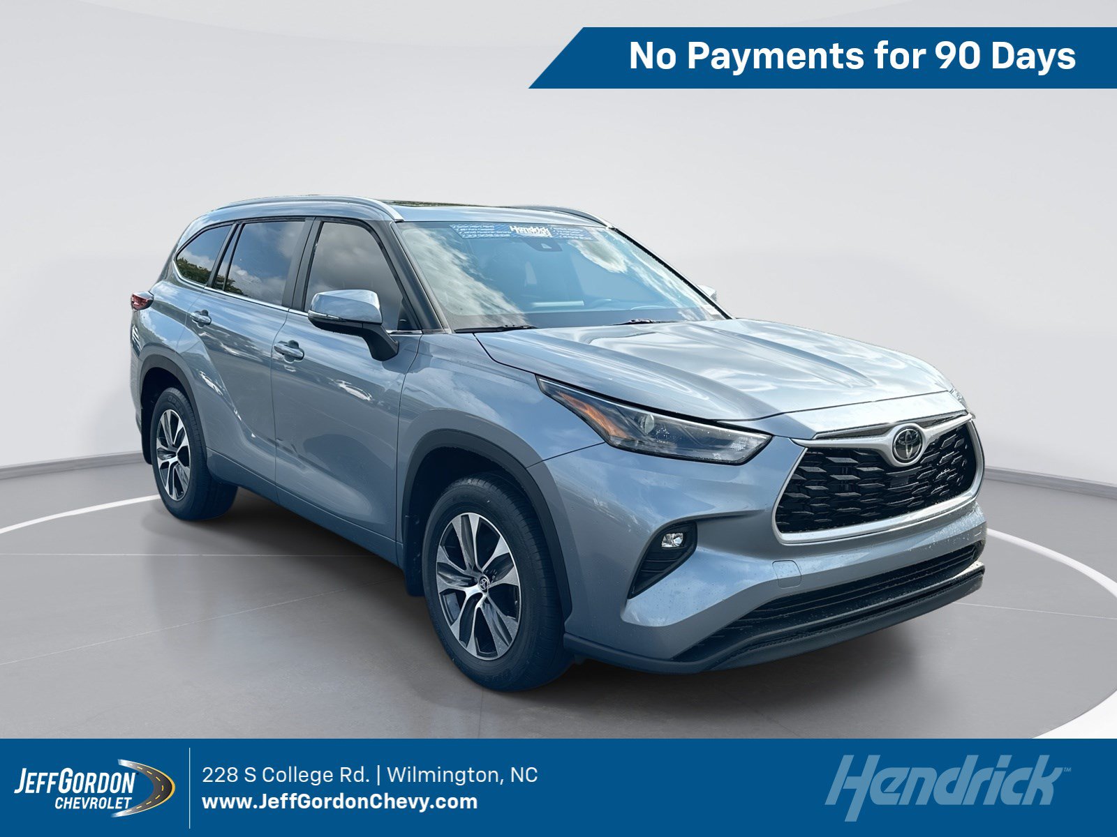 Used 2023 Toyota Highlander XLE FWD image 1