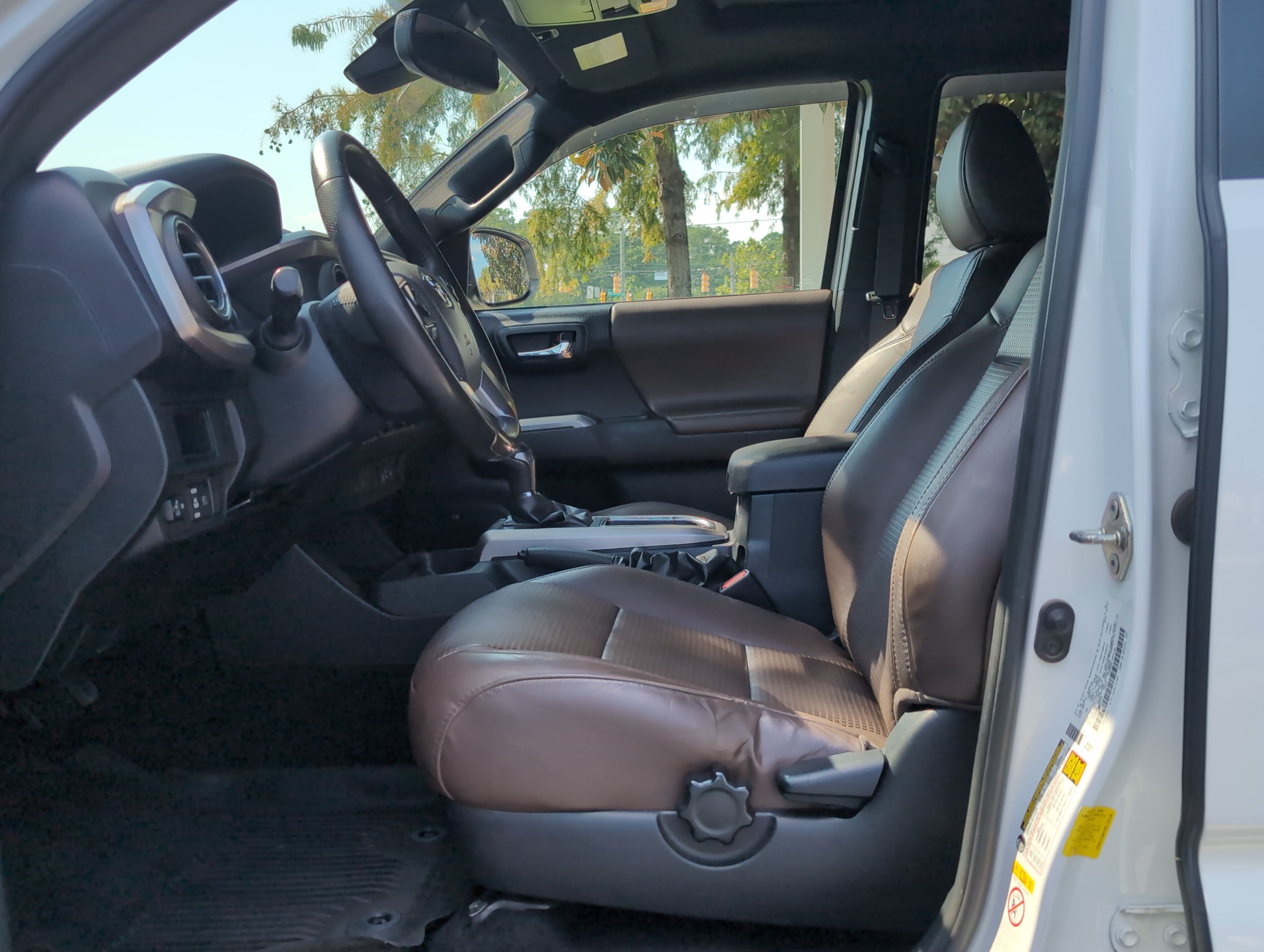 Used 2019 Toyota Tacoma Limited AWD/4WD image 16