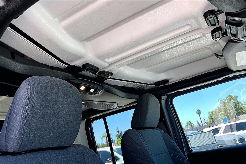 Used 2025 Jeep Wrangler Unlimited Sahara AWD/4WD image 14
